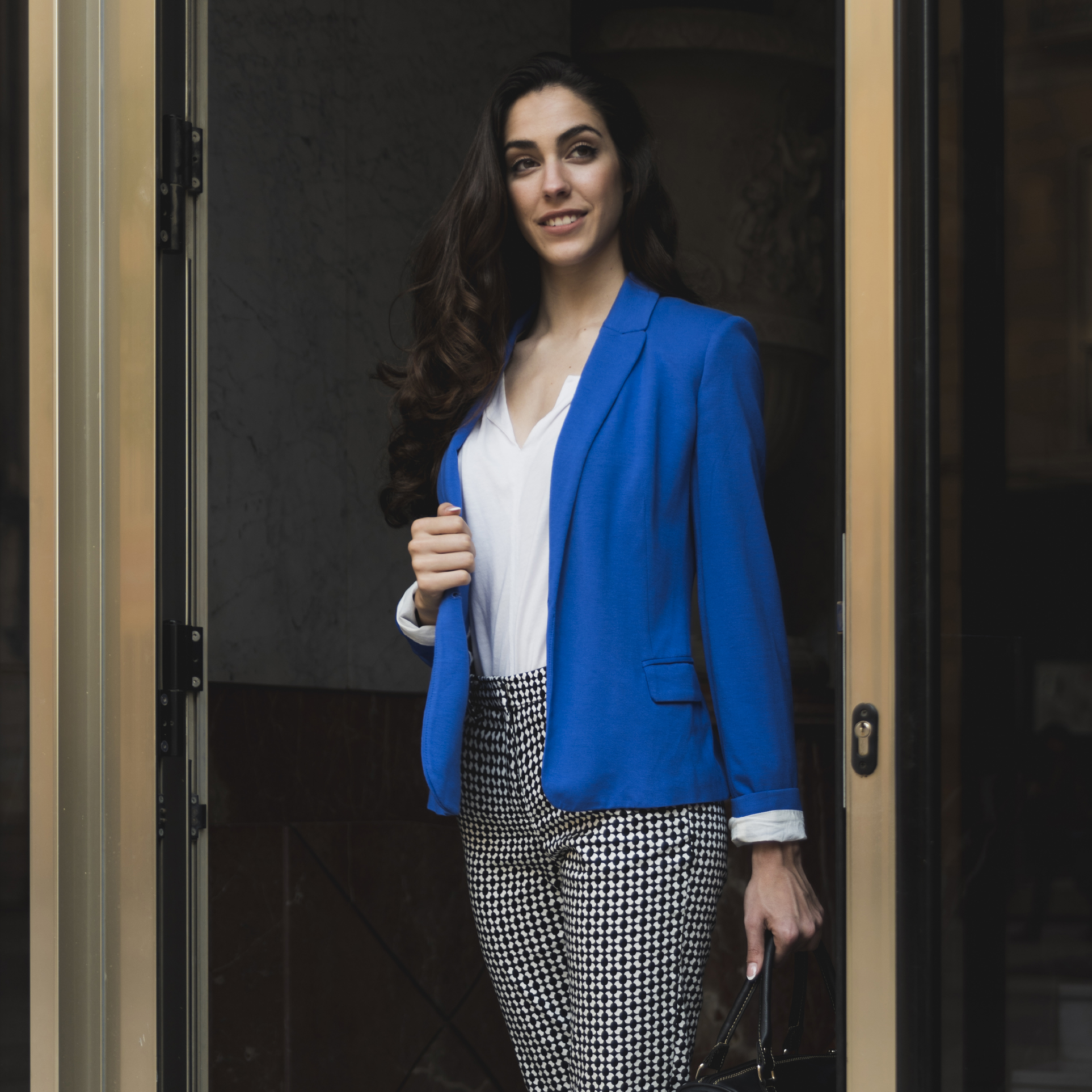 How to Look Stylish Without Spending Too Much on Clothes